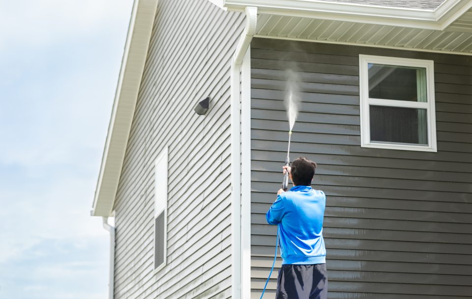 Cleaning the walls of the house from the outside